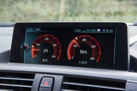 センターディスプレイの「スポーツ表示」では、走行時の出力とトルクの変化をリアルタイムで確認できる。ピーク値を指し示すスパイニードルの機能も備わっている。