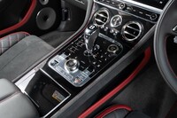 センターコンソールにはメカニカルスイッチが左右対称にレイアウトされる。変速機は8段のデュアルクラッチ式AT。