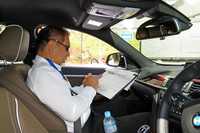 記者のドライビングを診断するモータージャーナリストの菰田 潔氏。ドライビングセミナー「BMW Driving Experience」では、チーフインストラクターを務めている。