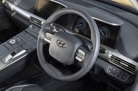 ステアリングホイールは2本スポーク。スポークの裏にあるパドルで回生ブレーキの強さを調整できる。