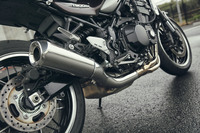 排気系にはメガホンタイプの集合管を採用。マフラーエンドは車体右側に振り出される。