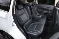 後席は60：40の分割可倒式で、それぞれリクライニングが可能。中央席の背もたれは、左右席用のアームレストとしても使用できる。