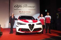 発表会のステージでは元F1レーサーの井出有治氏がトークショーを行った。写真は左からFCAジャパンのマーケティング本部長ティツィアナ・アランプレセ氏、同社プロジェクトマネージャーの平野 智氏、井出有治氏。