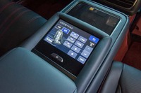 リアのセンターアームレストには、マルチオペレーションパネルが装着される。シートの位置調整だけでなく、マッサージ機能やリアシートエンターテインメントシステムの操作などを、タッチ操作で行える。