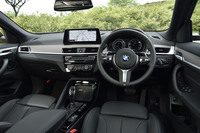 最新のBMW車に共通する水平基調デザインのインストゥルメントパネルを採用。「MスポーツX」グレードにはシルバーの「アルミニウムヘキサゴンアンソラジット」トリムが、ダッシュボードおよびドアパネルに組み込まれている。