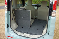 新型ではリアシートの格納がワンアクションで行えるようになった。