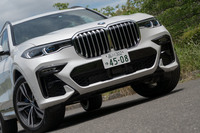 フロントまわりは、巨大なキドニーグリルと切れ長のヘッドランプで迫力満点。「Mスポーツ」ではロワグリルも大開口となる。