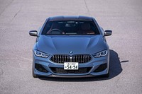 左右一体式となる最新デザインのキドニーグリルを採用している「8シリーズ」。これまであった「6シリーズ クーペ／カブリオレ」の実質的な後継モデルでもある。
