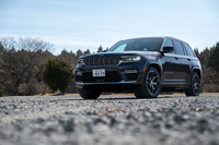 「グランドチェロキー4xe」のドライブトレインは、基本的に純エンジン車と同じ。トランスミッションや副変速機などのギア比も共通である。