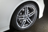 タイヤサイズはフロントが245/40R19で、リアが275/35R19。テスト車にはミシュランのコンフォートタイヤ「プライマシー3」のランフラットタイプが装着されていた。