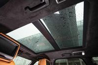 開放的なスライディングパノラミックルーフは、クライメイトコンフォートパックに含まれるオプション装備だ。