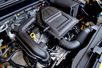 最高出力116ps、最大トルク200Nmを発生する1リッター直3ターボエンジン。7段Sトロニックが組み合わされる。