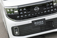 実際の寸法よりもワイドに見えるようサイドにまで回り込んだデザインを採用した新型「ルークス」のフロントフェイス。「ハイウェイスターGターボ」以上のグレードには “かどまる四角”をテーマとする形状の「アダプティブLEDヘッドライトシステム」（写真）が標準装備となる。