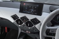 センターコンソールにはインフォテインメントシステム用の7インチのモニターを配置。その操作は、下方のダイヤ形スイッチで行う。