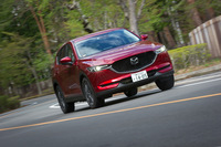 試乗中、加減速を繰り返すなど、より負荷の大きなシーンで明確な進化を感じさせた新エンジン。マツダも資料などで、「多人数乗車時や荷物を載せた状態で、より快適な走りと実用燃費の向上が期待できる」と述べていた。