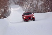 サスペンションの形式は、フロントがダブルウイッシュボーン式でリアがマルチリンク式。凹凸のある悪路においても高い路面追従性としなやかな乗り心地を実現するとアピールされる。