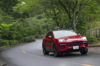 今回の試乗車はオプションのアクティブスタビライザーとリアアクスルステアリングをチョイス。2tを軽く超えるSUVとは思えない身のこなしを味わえた。