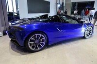 「アルトゥーラ スパイダー」のパフォーマンスについては、0-100km/h加速が3.0秒で、最高速は330km/hと公表される。