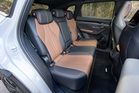 後席はリクライニング機能を装備。ヒーターがないのは寂しいが、開発速度が段違いのBYDゆえ、市場からの声があれば次の改良では搭載されるかもしれない。