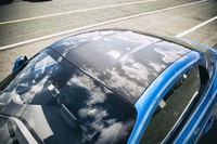 日本仕様の「A110S」には、樹脂製ルーフよりも1.6kg軽いカーボンルーフが標準装備される。