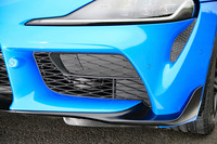 細かいところでは、冷却系のレイアウトが変更されたことから、左ロワグリルの左端が4気筒モデルと同じように閉口された。フロントブレーキキャリパーのロゴと並ぶ、外観における数少ない変更点である。