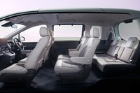 3代目「フリード」では、6人乗りの3列シート仕様が基本となる。さらに「エアー」には3列シートの7人乗り仕様が、「クロスター」には2列シートの5人乗り仕様が設定される。