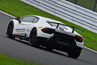 本格的なリアディフューザーが後ろ姿を“レーシー”に演出。エキゾーストパイプは標準モデルより高い位置に配置されている。