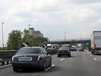 ミラノ環状線で。最後尾の護衛車こそ「テージス」だが、前を走るVIPはメルセデス、BMWである。