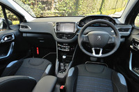 随所に特徴的なデザインがちりばめられた「208」のインテリア。中央の大型モニターは、カーオーディオや車両情報にアクセスするものとして備わるが、2013年3月にはカーナビの機能が新たにオプションで追加される見込みだという。