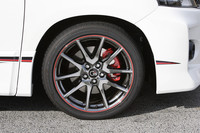 ホイールサイズは19インチ。7万2450円のオプションで、写真の“ダークスパッタリング仕上げ”も選べる。