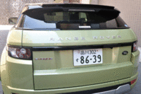 荷室の容量は、標準で550リッター。後席を倒すことで1350リッターにまで拡大できる。なお、5ドアモデルではさらに広いスペース（575〜1445リッター）が確保されている。
（写真をクリックするとシートの倒れるさまが見られます）