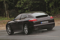 電子制御ダンパーシステムであるポルシェ・アクティブサスペンション・マネージメントシステム（PASM）は標準装備される。