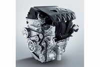FF車の2リッター直4SOHCは150ps/6000rpm、19.4kgm/4200rpmを発生。燃費は15.2km/リッター（JC08モード）となる。（写真＝三菱自動車）