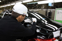 ボディーパネルの隙間および段差をデジタル測定器でチェックする「特別点検建て付け」作業。計測箇所は全36カ所（108項目）に及ぶ。