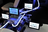 後部には後輪駆動用モーター、インバーター、車載充電器などを搭載。後席下の燃料タンクは容量がベース車（4WD仕様）から15リッター減の45リッターとなる。