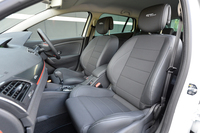 シートは、サイドサポートが盛り上がったスポーティーなタイプ。ヘッドレストに「GT line」のロゴが添えられる。