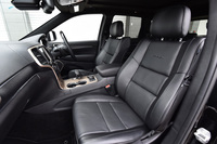 シート表皮はレザー。前後席ともにヒーターが内蔵されているほか、前席にはベンチレーション機能も備わっている。