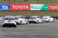 先導車の後方でコースインを待つ試乗車の「トヨタ・プリウス」。今回の試乗会は富士スピードウェイのショートサーキットで行われた。