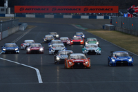 GT500クラスのスタートシーン。今季は、レギュレーション変更に伴い、ニューマシン同士での戦いとなる。
    