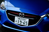 赤いラインはディーゼルの印。ディーゼルモデルではフロントグリルのガーニッシュがソウルレッドプレミアムメタリックに塗装される。