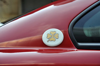 Cピラーに添えられる「黄金の四葉のクローバー」。エンブレムそのもののつくりは、やや弾力のある円盤に、クロームで縁取られたクローバーの組み合わせ。