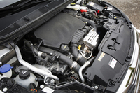 プジョー車で初めて採用された、ターボ付きの1.2リッター直3エンジン。同等の出力を発生する自然吸気の4気筒に比べ、燃費は15～20％有利とされる。同様に、単体の重量は12kg軽く仕上がっているという。