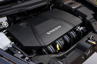 可変吸気システムを備える2リッターエンジン。既存の2.4リッター5気筒に比べ、トルクこそ劣るが出力は5psアップ。燃費値も22％改善した（9.5→11.6km/リッター）という。