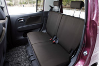 後席は、左右それぞれが160mmスライドするほか、6段階でリクライニング可能。