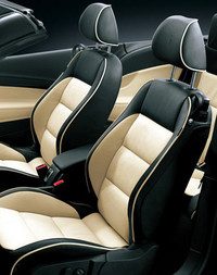 「イオス V6 インディビジュアル」のインテリア。コーンシルクベージュとブラックの「ナパレザースポーツシート」が備わる。