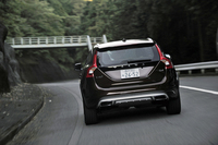 ワインディングロードを行く「V60クロスカントリー」。専用のサスペンションが与えられている。