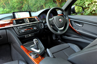 インテリアでは、アルピナのトレードマークともいえる、明るいエルム（ニレ材）のウッドトリムが目を引く。