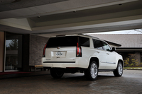 今回のテスト車は上級グレードの「プラチナム」。充実した機能、装備に加え、専用のメッキグリルやアルミホイール、テールゲートのバッジなども特徴となっている。
    