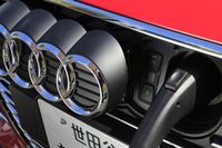 充電口はフロントグリルに飾られるエンブレムの下に配置。対応するのは100Vと200Vの普通充電のみで、急速充電器は使用できない。