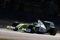 バリケロに14点差まで詰め寄られたバトン（写真）だが、今回縮まったのは2点のみ。しかも相手は状況を把握しやすいチームメイトである。残り4戦、取りこぼしをなくし、かつ上回れなくてもバリケロの直後でゴールし続けさえすれば、初タイトルが一歩ずつ近づいてくることになる。長いスランプを抜け、久々の笑顔でポディウムにのぼった。（写真＝Brawn GP）